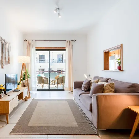 Tropical 2 Bdr Apt In Lagos Centre By Lovelystay لاغوس