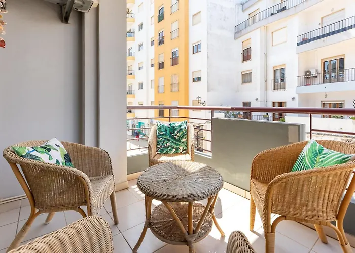 Tropical 2 Bdr In Centre By Lovelystay Lagos