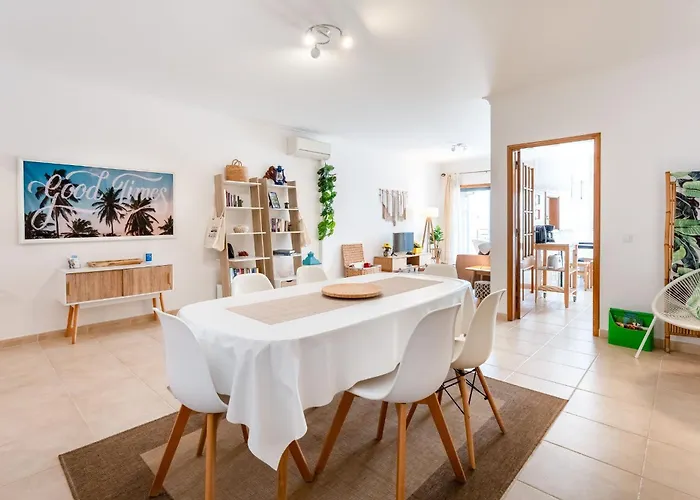 Tropical 2 Bdr In Centre By Lovelystay Lagos