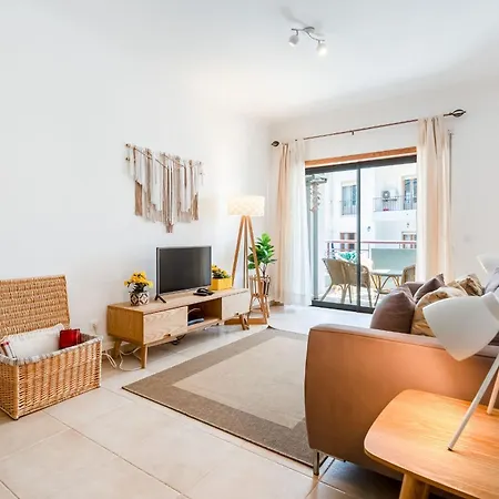 Tropical 2 Bdr In Centre By Lovelystay