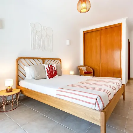 Tropical 2 Bdr In Centre By Lovelystay