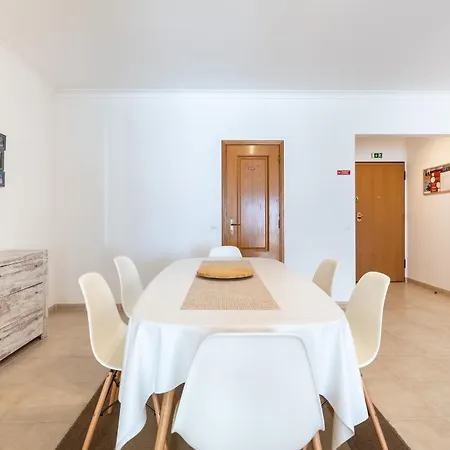 Tropical 2 Bdr In Centre By Lovelystay *