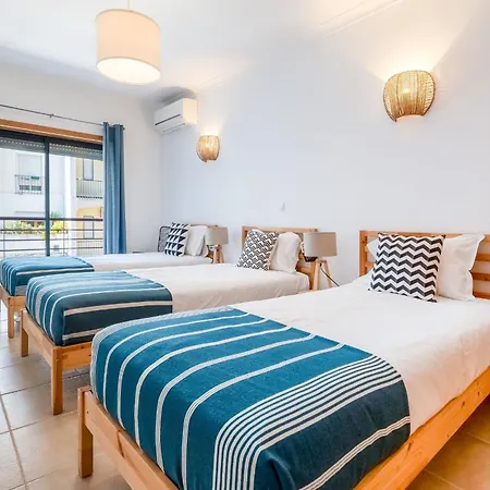 Tropical 2 Bdr In Centre By Lovelystay